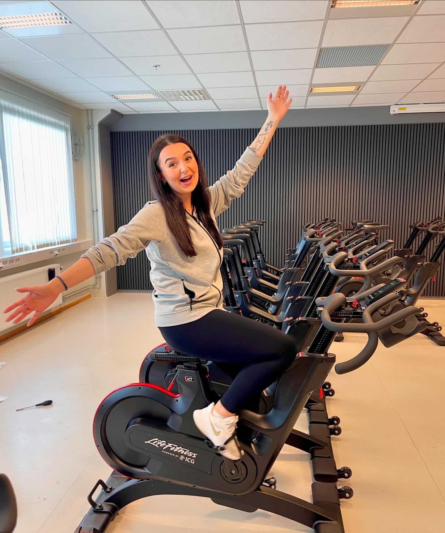 kvinne på spinningsykkel på Sports Club Sarpsborg - treningssenter i Sarpsborg