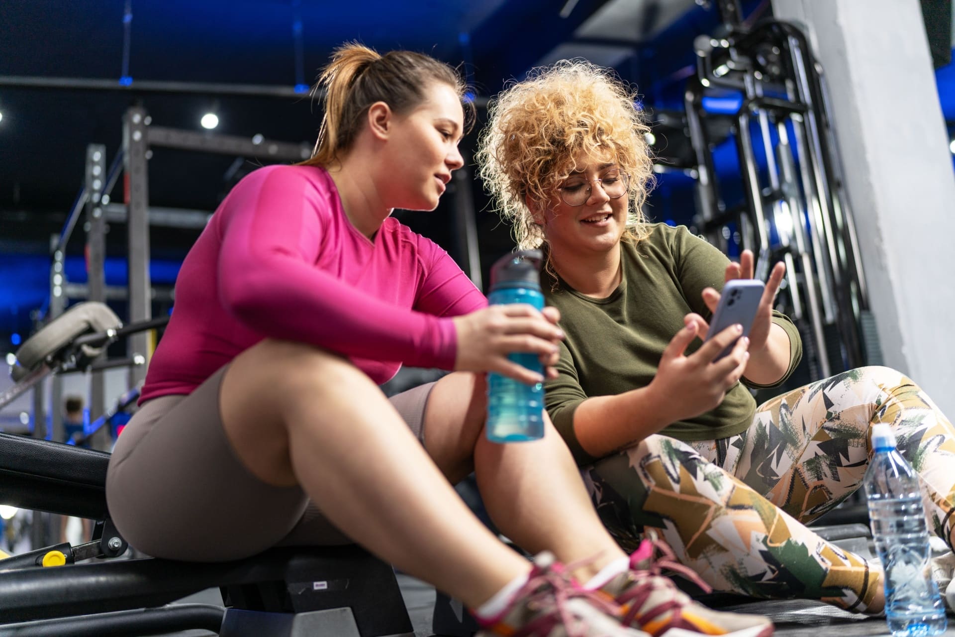 Unge kvinner på treningssenter